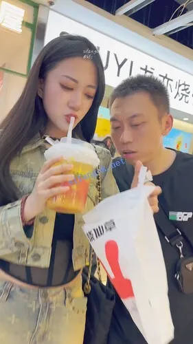 图片[16]深夜宿舍-仓鼠控的第二选择【无在线播放】【KFC】大叔带着骚货逛街·内衣外露短裙半透内裤·前拍黑黑的【1V】【714M】深夜宿舍-仓鼠控的第二选择