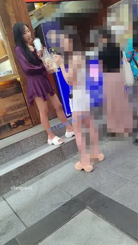 图片[6]深夜宿舍-仓鼠控的第二选择【无在线播放】【CSCD】紫色连衣裙小姐姐和闺蜜排队买东西，黄色内内【1V】【624M】深夜宿舍-仓鼠控的第二选择