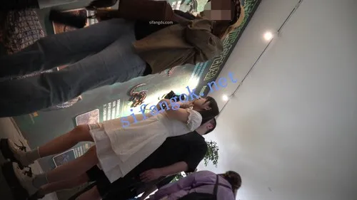 图片[2]深夜宿舍-仓鼠控的第二选择【无在线播放】（空城原创）连衣裙美女陪猥琐男友逛公园，无痕N紧裹肉臀【1V】【526M】深夜宿舍-仓鼠控的第二选择