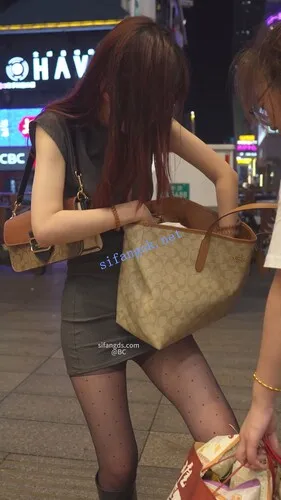 图片[1]深夜宿舍-仓鼠控的第二选择【无在线播放】(BC-SSS-099)抄底两位花纹黑丝小姐姐..性感包臀短裙粉色窄内【1V】【1G】深夜宿舍-仓鼠控的第二选择