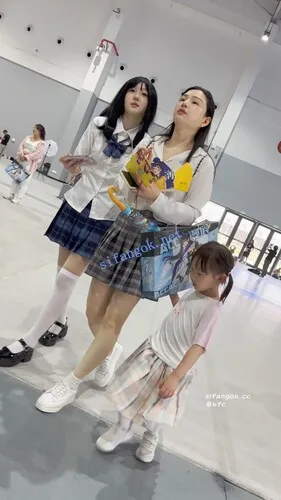 图片[2]深夜宿舍-仓鼠控的第二选择【无在线播放】【KFC】JK制服骚妈妈带着JK女儿逛街·过膝袜白内前后CD【1V】【328M】深夜宿舍-仓鼠控的第二选择