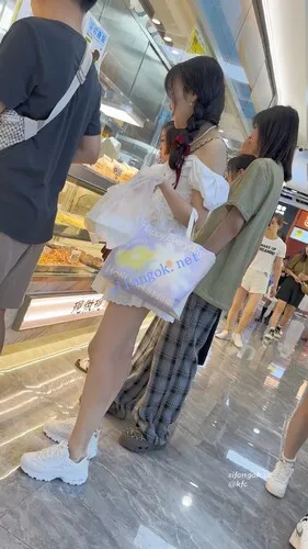 图片[1]深夜宿舍-仓鼠控的第二选择【无在线播放】【KFC】长裙学生妹逛街买甜品·白色内内夹进翘臀里超清CD【1V】【502M】深夜宿舍-仓鼠控的第二选择