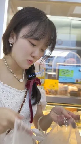 图片[6]深夜宿舍-仓鼠控的第二选择【无在线播放】【KFC】长裙学生妹逛街买甜品·白色内内夹进翘臀里超清CD【1V】【502M】深夜宿舍-仓鼠控的第二选择