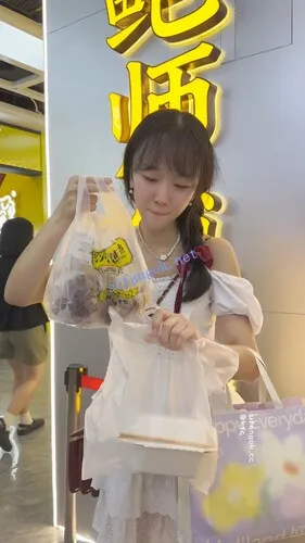 图片[4]深夜宿舍-仓鼠控的第二选择【无在线播放】【KFC】长裙学生妹逛街买甜品·白色内内夹进翘臀里超清CD【1V】【502M】深夜宿舍-仓鼠控的第二选择