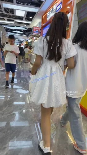 图片[1]深夜宿舍-仓鼠控的第二选择【无在线播放】【KFC】长裙眼镜学生妹和闺蜜逛街·淡蓝色内内前后CD【1V】【720M】深夜宿舍-仓鼠控的第二选择