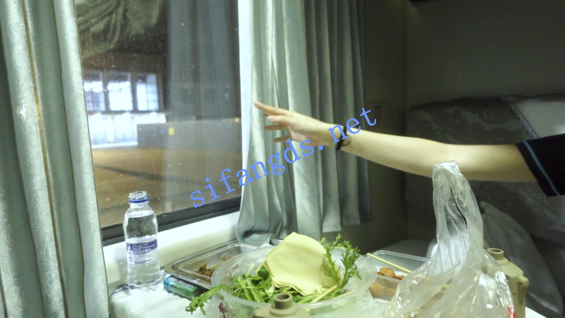 图片[39]深夜宿舍-仓鼠控的第二选择【无在线播放】♥️老虎菜回归第6帖:和小爽的卧铺之旅,居然半夜钻我被窝! 深夜宿舍-仓鼠控的第二选择