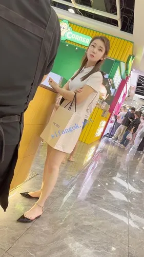 【KFC】少妇逛街发现被拍一直盯着相机·内裤被翘臀夹一半【1V】【621M】